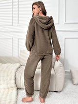 Ensemble décontracté comprenant un sweat à capuche en polaire