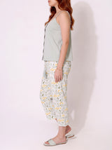 Ensemble Pyjama Femme Camisole Sauge & Pantacourt Fleuri – coupe et style, pyjama femme Allure Maroc