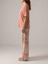 Ensemble Pyjama Femme Rose Poudré Oversize & Pantalon Fleuri – coupe et style, pyjama femme Allure Maroc