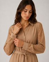 Robe Chemise Femme Taupe à Manches Dentelle – détails et finitions, pyjama femme Allure Maroc