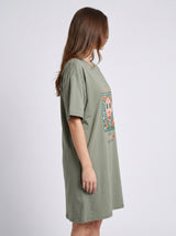 Robe de Nuit Femme Oversize Kaki à Motif Graphique – présentation du modèle, pyjama femme Allure Maroc