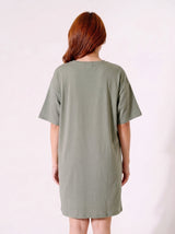 Robe de Nuit Femme Oversize Kaki à Motif Graphique – coupe et style, pyjama femme Allure Maroc