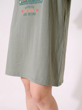 Robe de Nuit Femme Oversize Kaki à Motif Graphique – détails et finitions, pyjama femme Allure Maroc