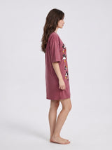 Robe de Nuit Femme Oversize Mauve à Motif Cartoon – présentation du modèle, pyjama femme Allure Maroc